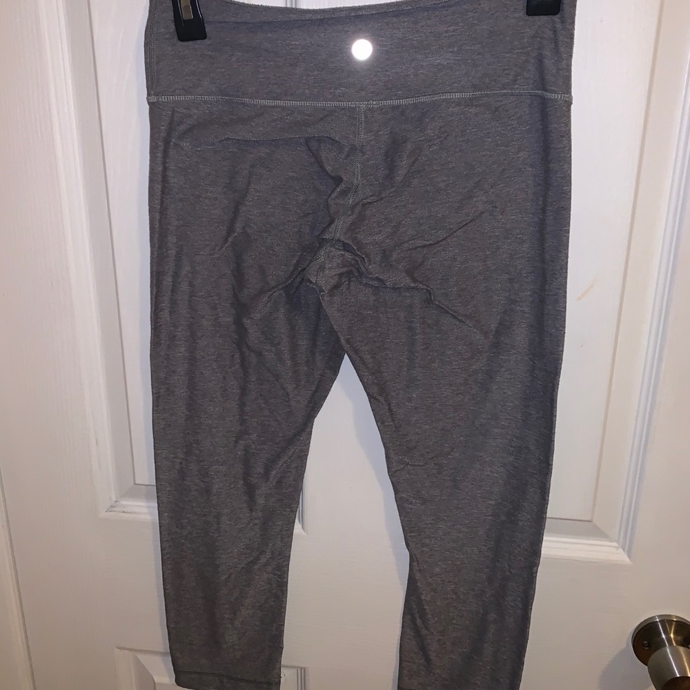 LULULEMON WUNDER UNDER crop 23” size 6 grey